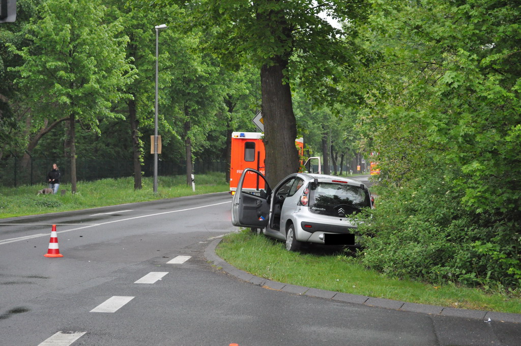 PKW gegen Baum Godorf Godorfer Hauptstr P11.JPG